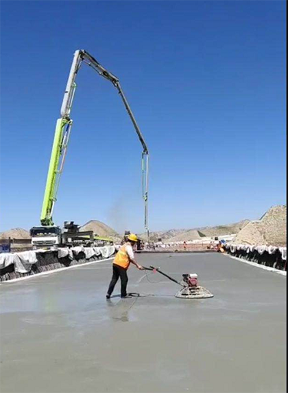2019年9月余家沟大桥桥面铺装混泥土浇筑施工现场